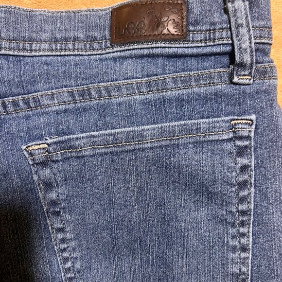 Lee Women 16 Petite Denim Blue Classic Fit Straight Leg 5 Pocket Jeans (V) - Picture 8 of 8